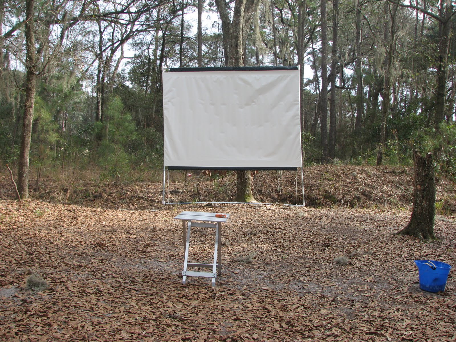 How to Build an Outdoor Movie Projector Screen....CHEAP!