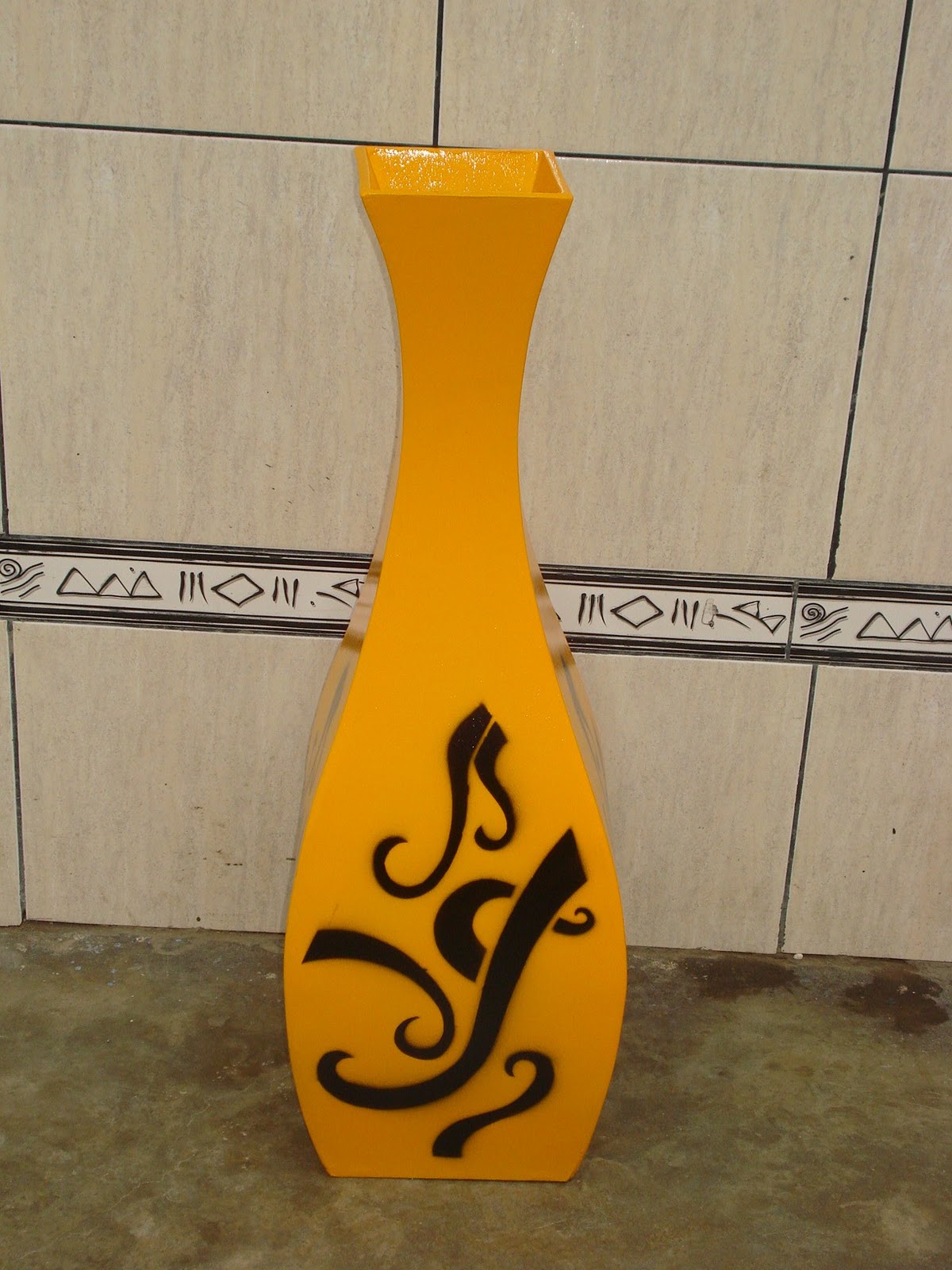 MANUEL VILCHEZ JARRONES DE MADERA CON DISEÑO