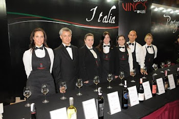 Presidiendo el Servicio de los vinos de ITALIA