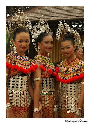 KateOnTheBike: Beautiful Traditional Dress - Malay/Indonesia