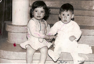 simpática foto con dos niños de Candelario Salamanca años 60
