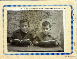 Dos niños de Candelario Salamanca en la foto de escuela 1949-50