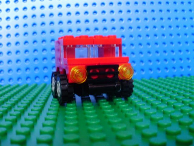 O carro todo-o-terreno mais pequeno que já fiz com peças LEGO