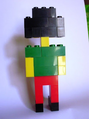 Boneca feita com peças de LEGO alemão ministeck-Bausteine. Veste as cores da República Portuguesa.