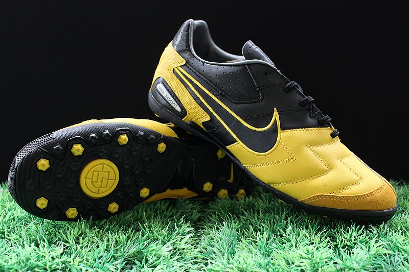 Shoes 4 All: Kasut Futsal Kini Menerima Tempahan Dari Anda