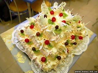 Праздничный торт на открытии студенческого кафе на базе ИПО НГАУ