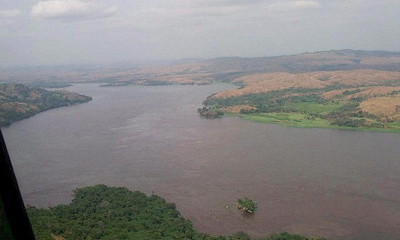 Какая река полноводна круглый. Эстуарий реки Конго. Река Конго разлив. Утёс реки Конго. Впадина Конго.