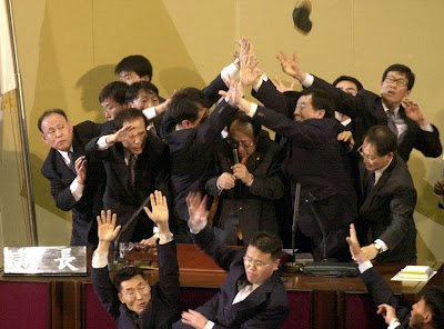http://3.bp.blogspot.com/_mmBw3uzPnJI/SXY_dNMSULI/AAAAAAAAgAs/2V0UMYISGxA/s400/Fighting-parliaments-03.jpg