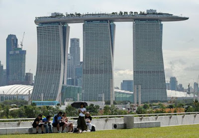 منتجع سياحى متكامل فوق قمة ناطحات سحاب بـ سنغافورة