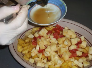 preparación de la ensalada de frutas