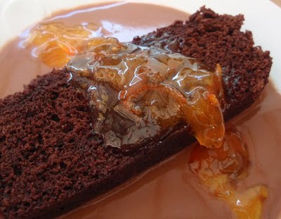 bizcocho de cacao con salsa de chocolate y naranja