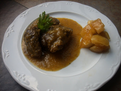 Carrilleras de cerdo al vino tinto con manzana caramelizada