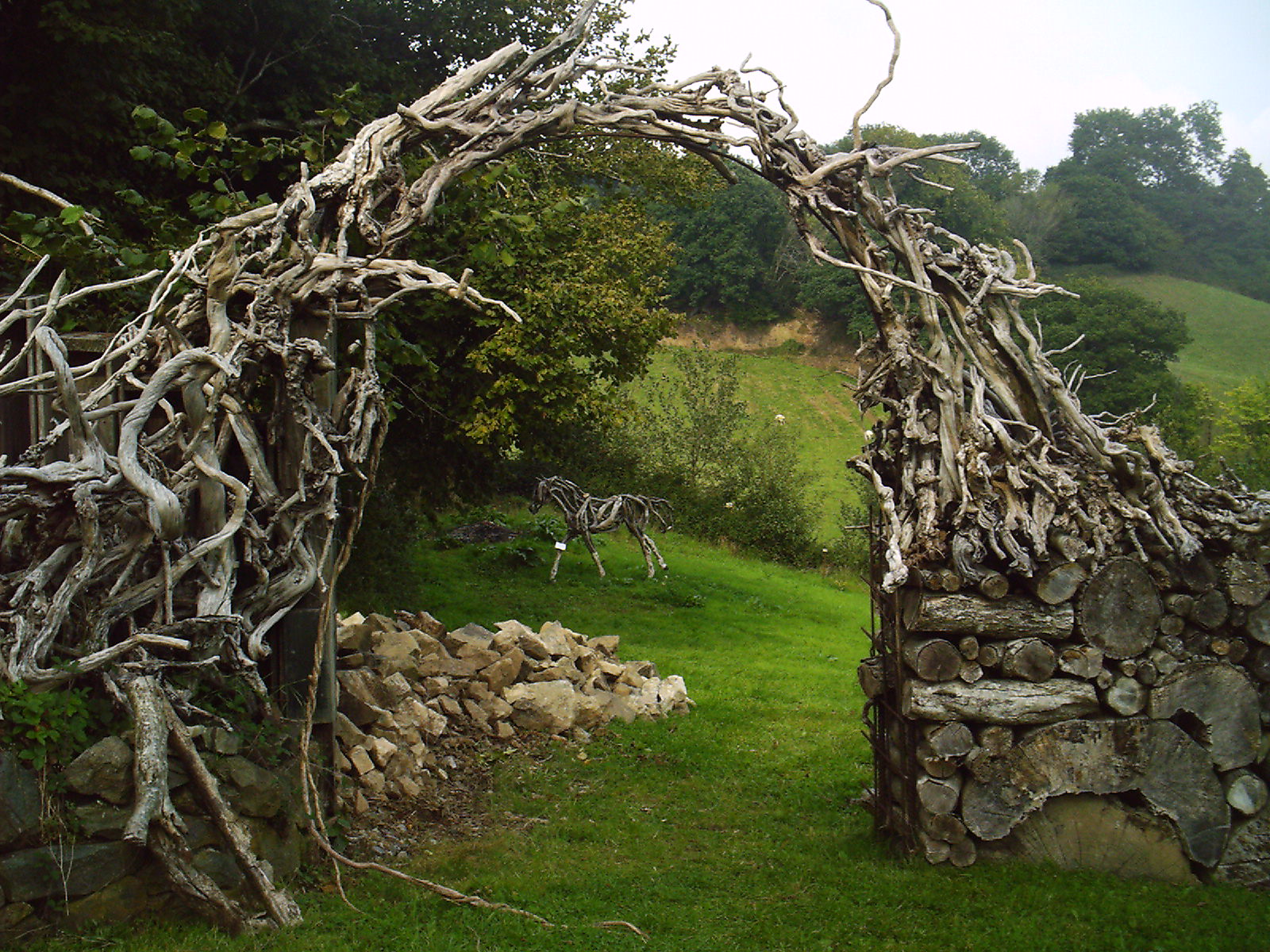 Замаскированный вход плетеная. Рутарий — арка. Беседка из веток. Забор из коряг и веток. Коряги в ландшафтном дизайне.
