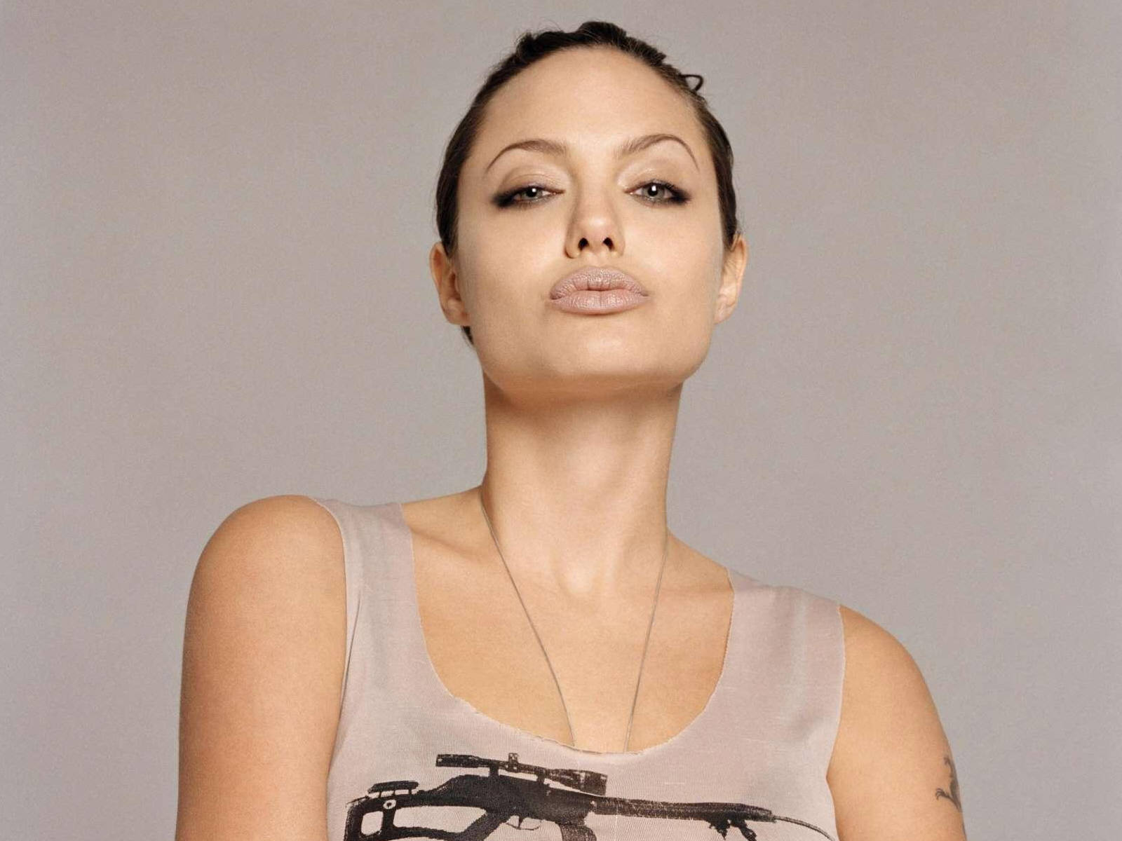 Народы поднимают голову. Анджелина Джоли надменная. Надменный взгляд. Надменное лицо. Надменное лицо девушки.