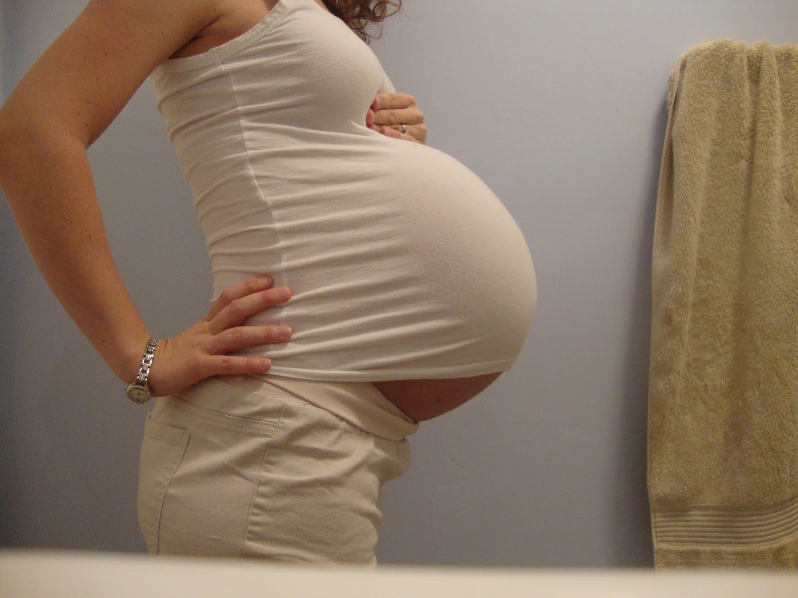 40 недель россия. Живот на 9 месяце. Беременные на 9 месяце. Животы беременных женщин.