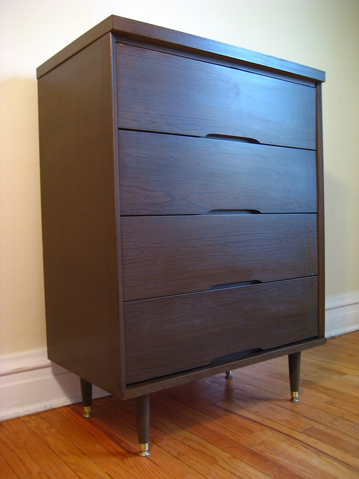 flatout design Upright Dresser