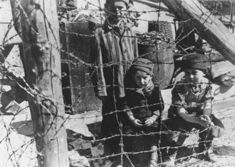 Niños judíos dentro del campo de concentración