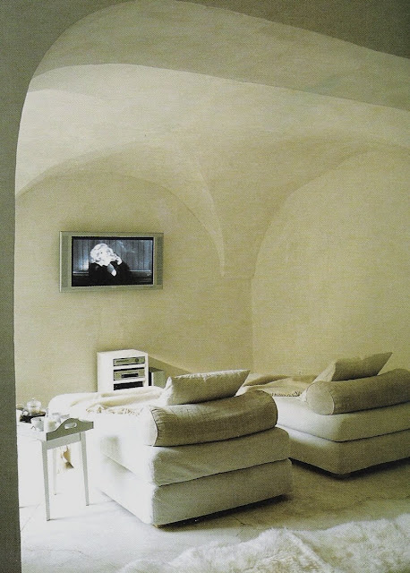 Ultra comfy, simply elegant screening room, Maisons Côté  Sud Dec04-Jan05, edited by lb for linenandlavender.net