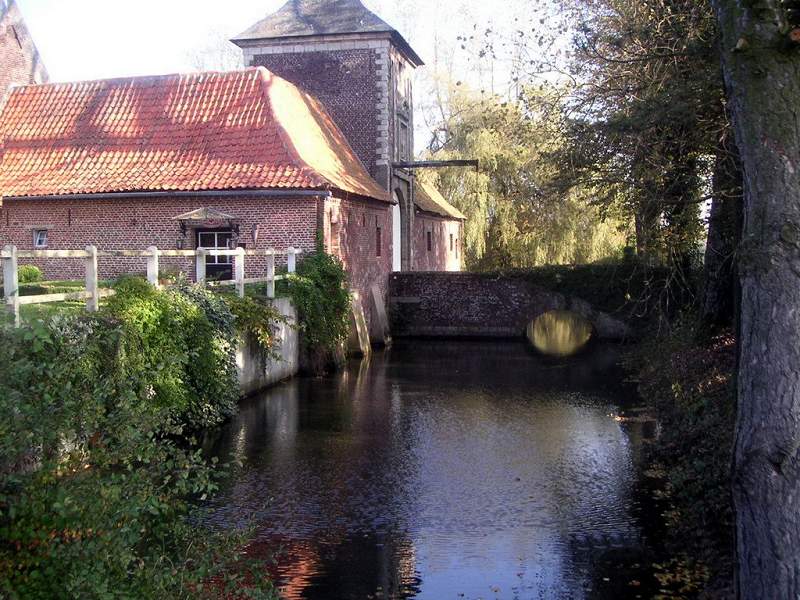 Bruxelles Antiques and Au Coin de la Reine