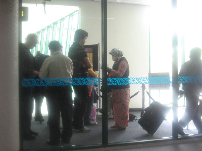 [brunei+airport+H1N1+screening.jpg]