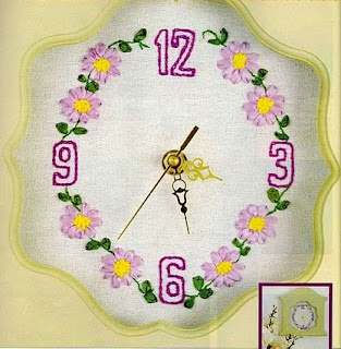 reloj con flores bordado en cinta