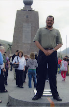 Tomás en la Mitad del Mundo.