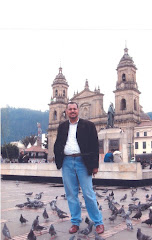 El amigo Dr. Tomás Straka frente a la Cátedral de Bogota