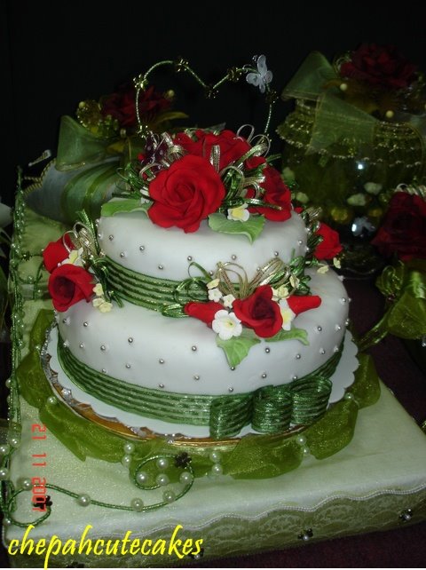 [2+stack+fondant+cake+green+red.jpg]