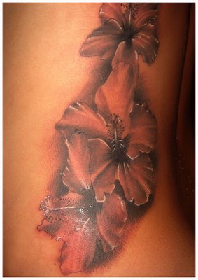 Fotografía tatuaje florales en  pierna  artístico