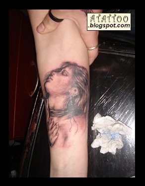Foto tattoo cara de mujeres en  pierna,  dotwork