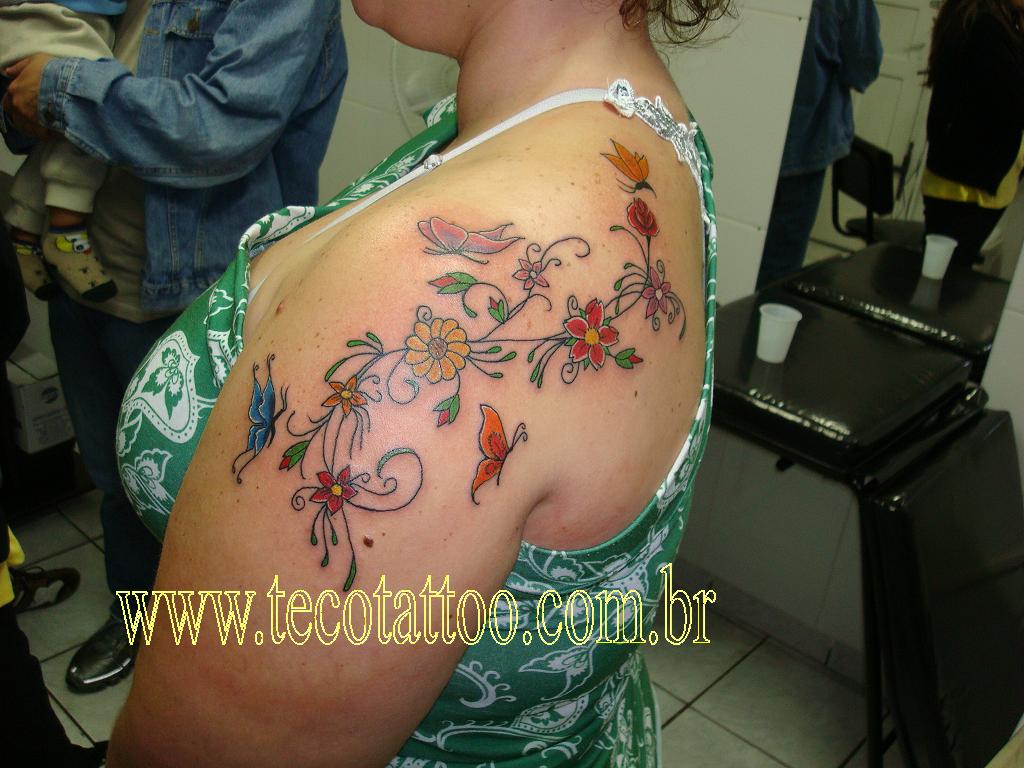 Fotografía de tatuajes florales para la espalda,  realista
