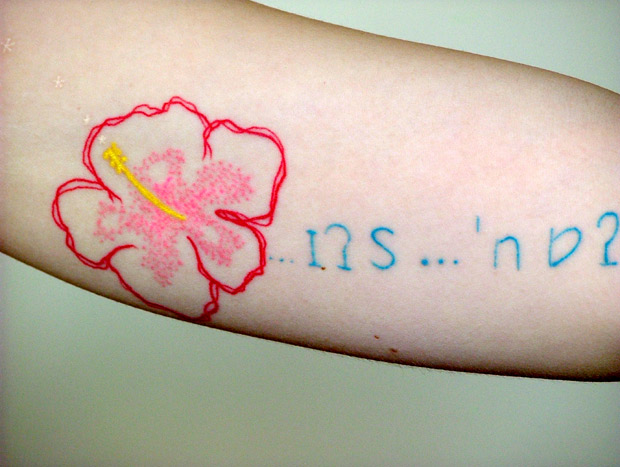 Foto tatuaje de florales en gemelo  old school
