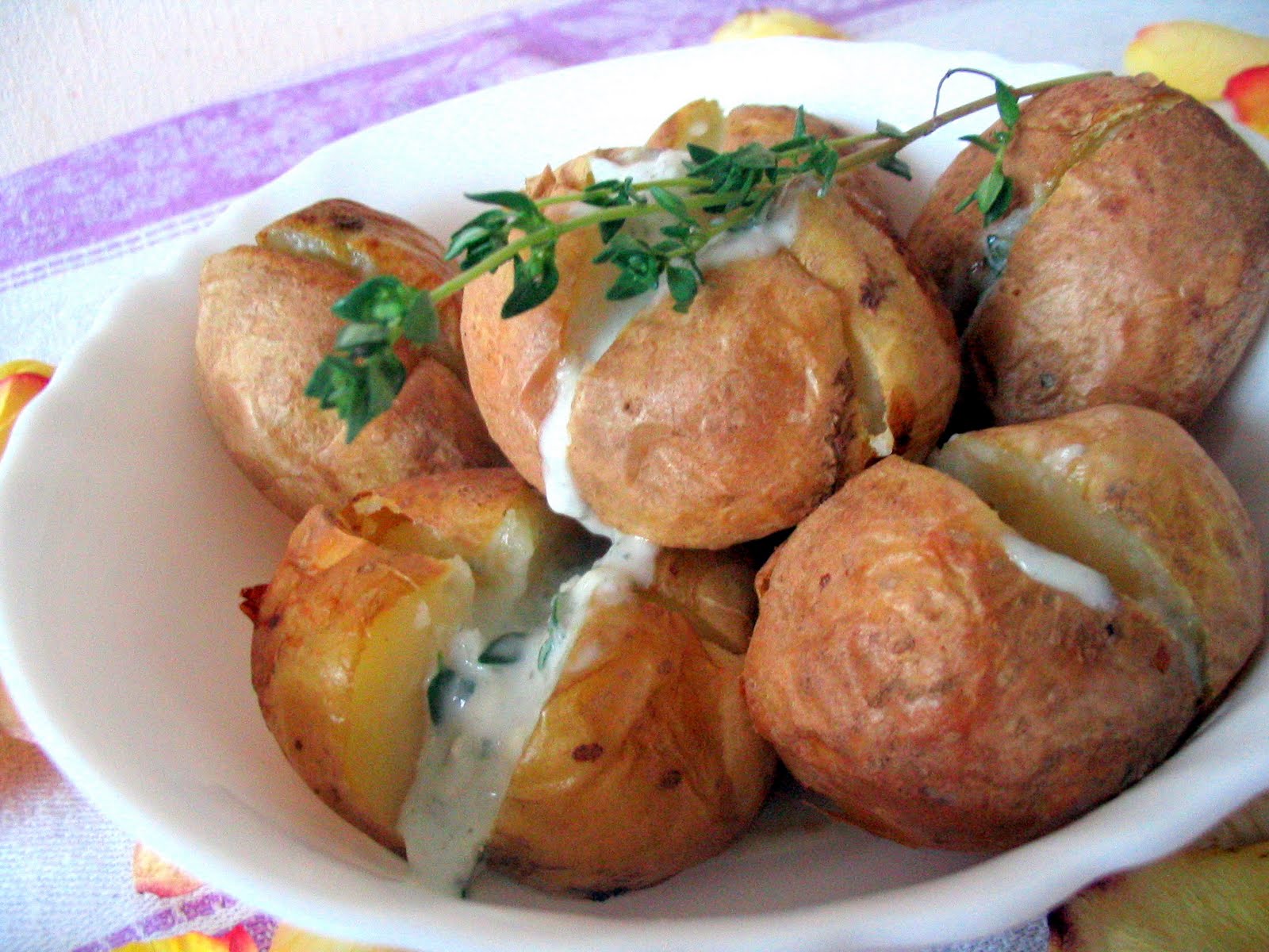 Картофель в горячую воду. Горячая картошка. Запеченные ножки с картошкой.
