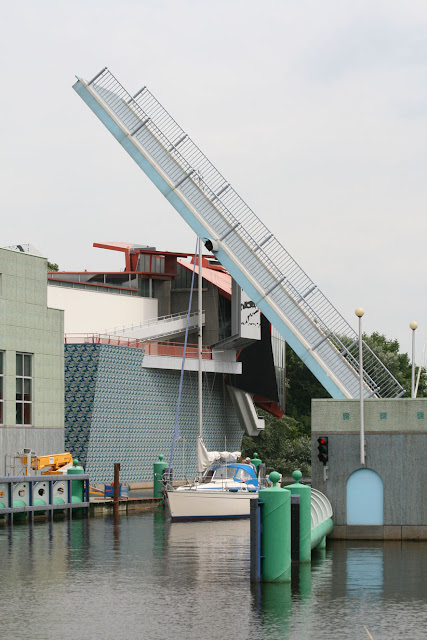 Groningen, Grachtenfahrt, Baumbrücke Bewegliche Brücke am Museum in Groningen, Niederlande