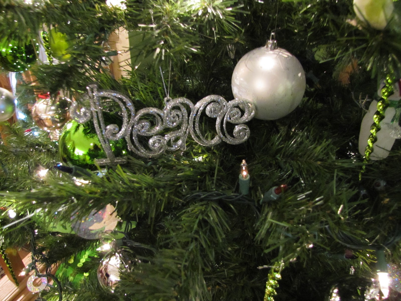 Sustainably Chic Designs Christmas Decorating