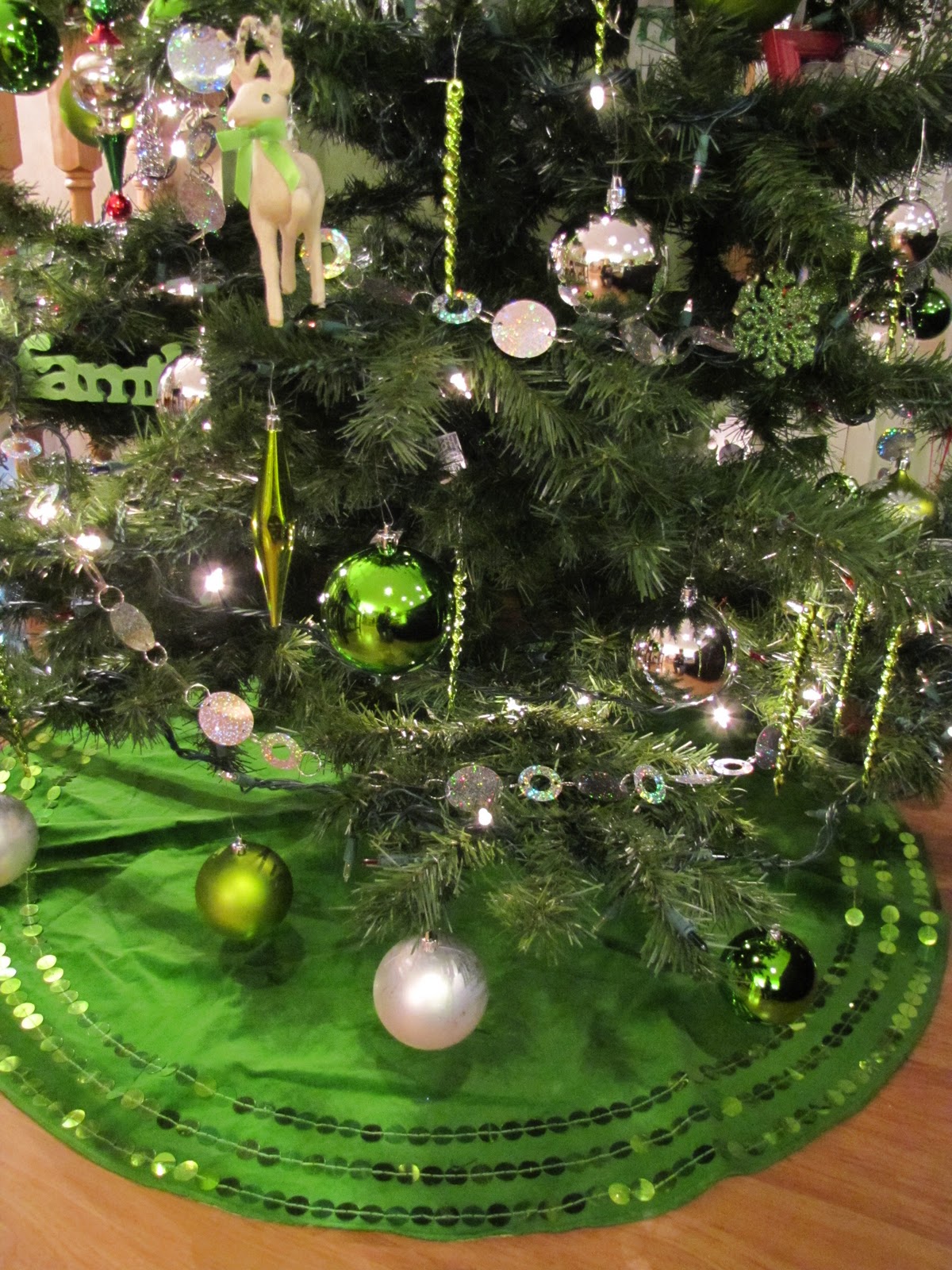 Sustainably Chic Designs Christmas Decorating