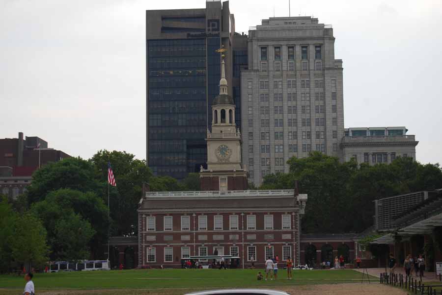 [080805c+Independence+Hall+from+across+the+park+sm.JPG]