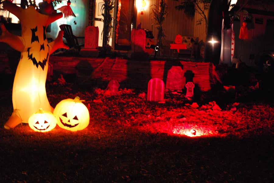[081024+Scary+-+jack-o-lantern+and+graves+-s900.JPG]