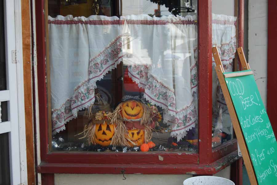 [091011+Colorfest+-+pumpkins+in+window+-s900.JPG]