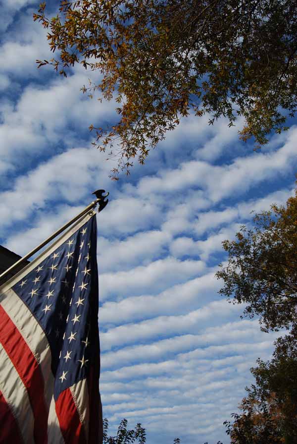 [091022+Clouds+and+flag+-s600.JPG]