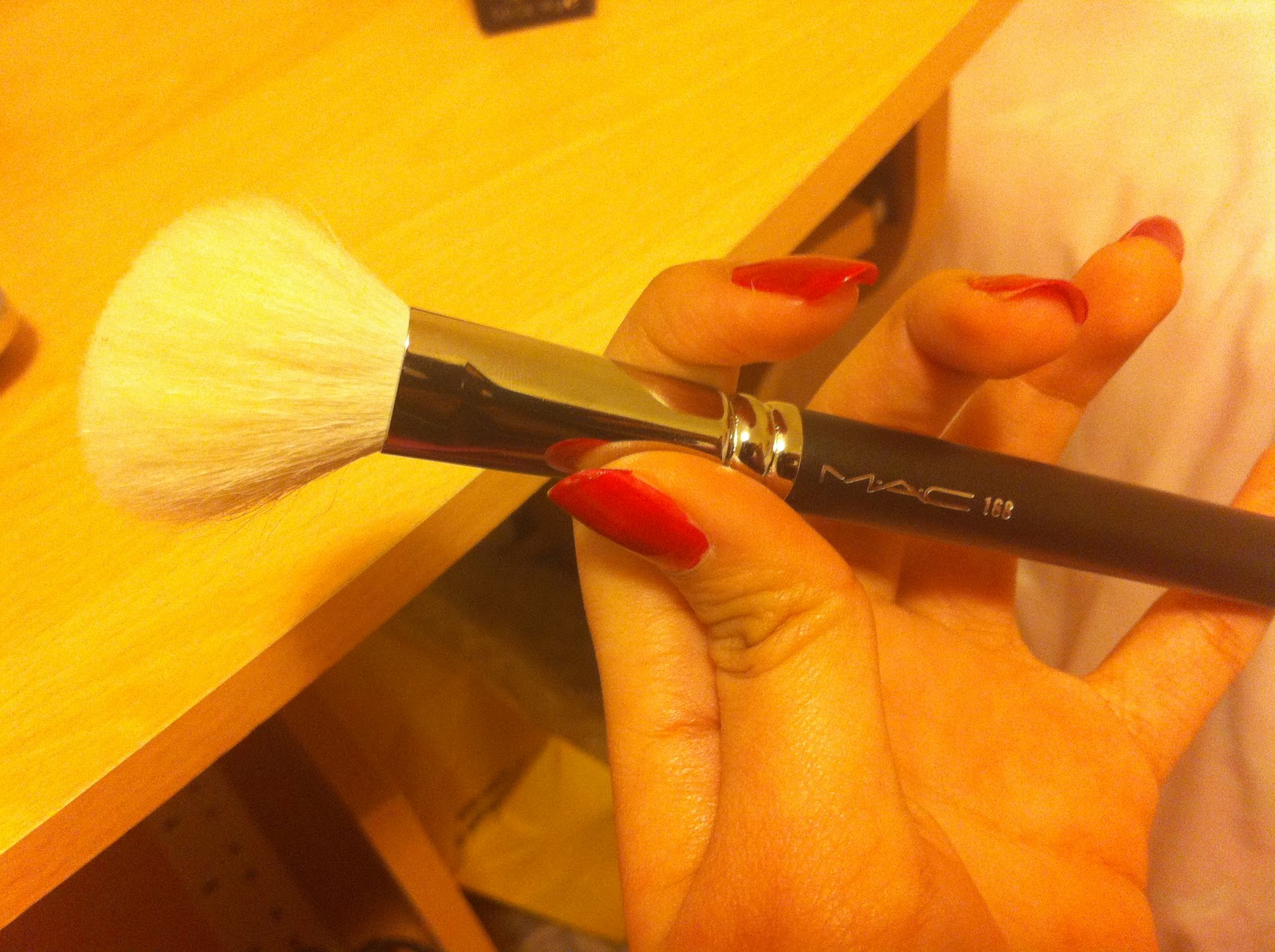 MEMOIRS OF A GOLDEN GLOW REVIEW MAC 168 Large Angled Contour Brush