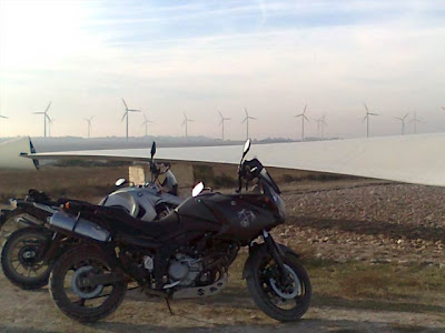 Muy cerca, pistas rodeadas de molinos