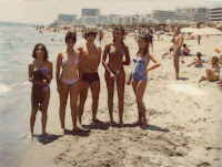 Moñi, Susana, Michael, Arantza e Isa en la playa de Playamar en Torremolinos en 1979