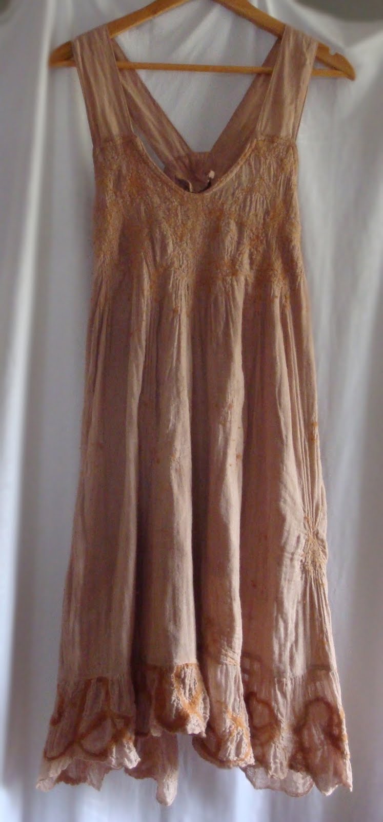 Lizet Frijters Dyeing with mangosteen skins