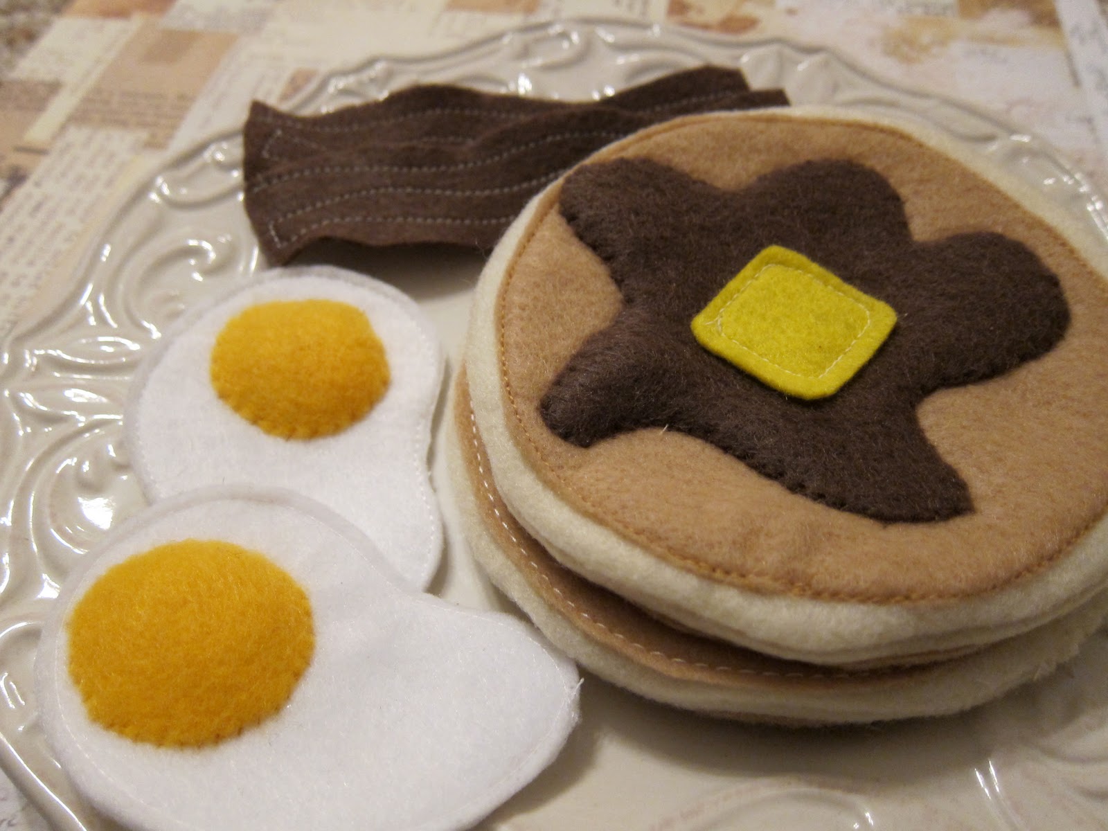 Days Gone Design Blog {DIY Play Felt Food}