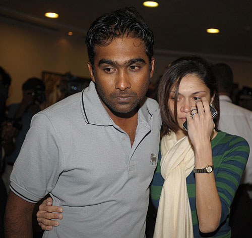 [Mahela+Jayawardene+and+his+wife+Christina+leave+the+airport,+Colombo,+March+3,+2009.jpg]
