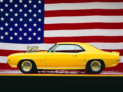 Auto wallpaper met gele sportwagen en Amerikaanse vlag