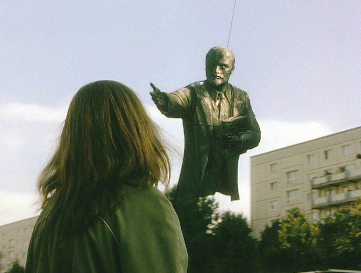 [5285_6394_good-bye-leninLenin_fliegt.jpg]