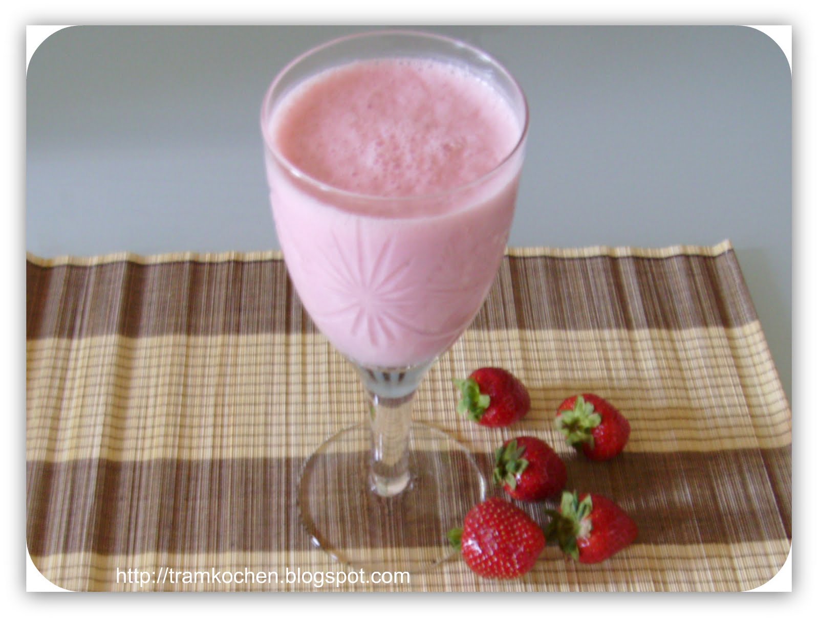 tram-s-kochen-strawberry-smoothie-sinh-t-d-u