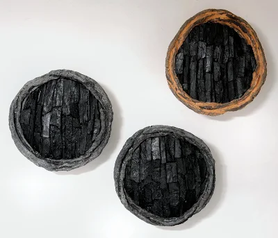 Giancarlo Sciannella, stelle spente, 2008, ceramica e carbone, ognuna circa cm. 57 diam. x 22